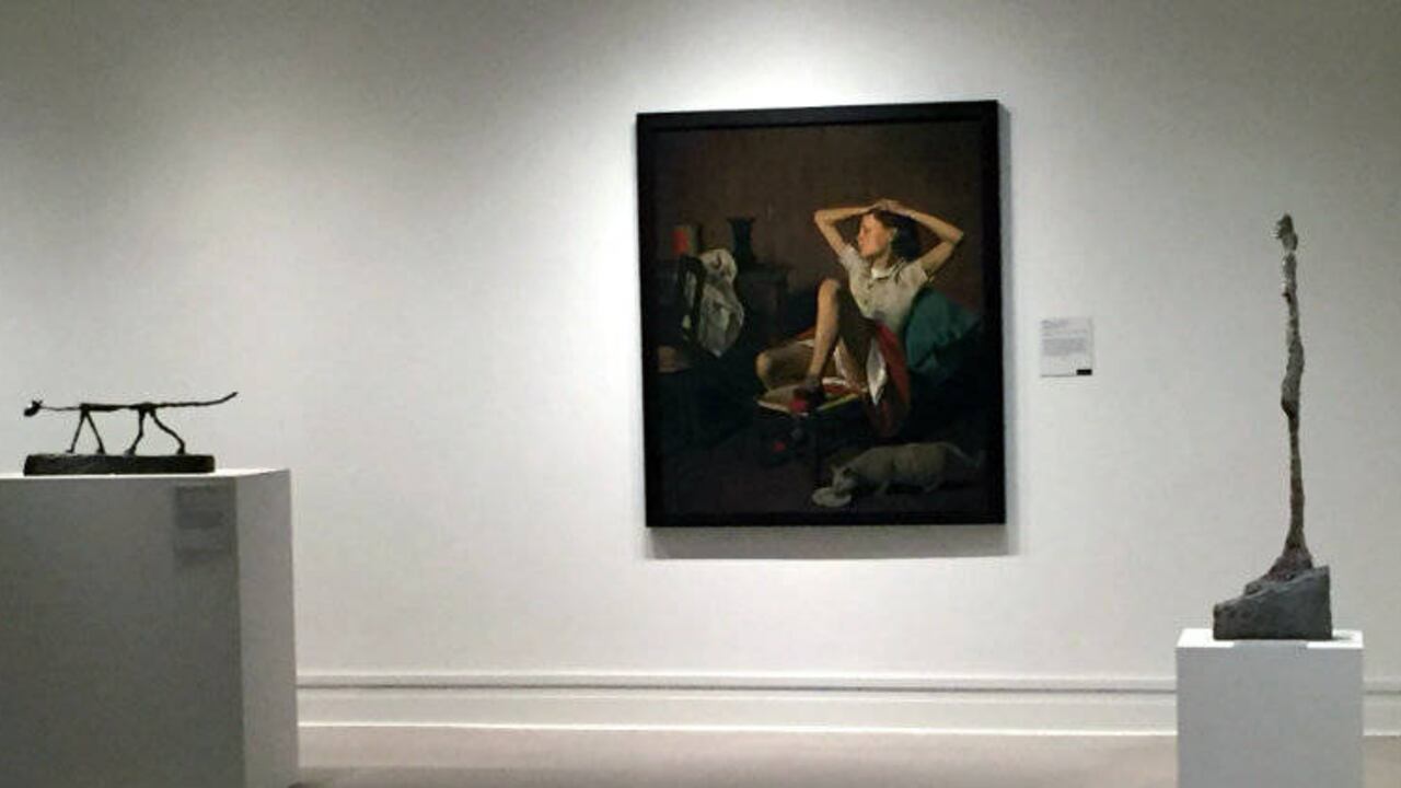 'Thérèse rêvant' (Teresa soñando) de 1938 de Balthus, expuesta en el Metropolitan Museum of Art de Nueva York. Crédito: Thomas Urbain / AFP.