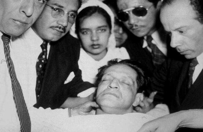 Imagen imborrable, la del liberal Jorge Eliécer Gaitán, minutos después de su asesinato el 9 de abril. 