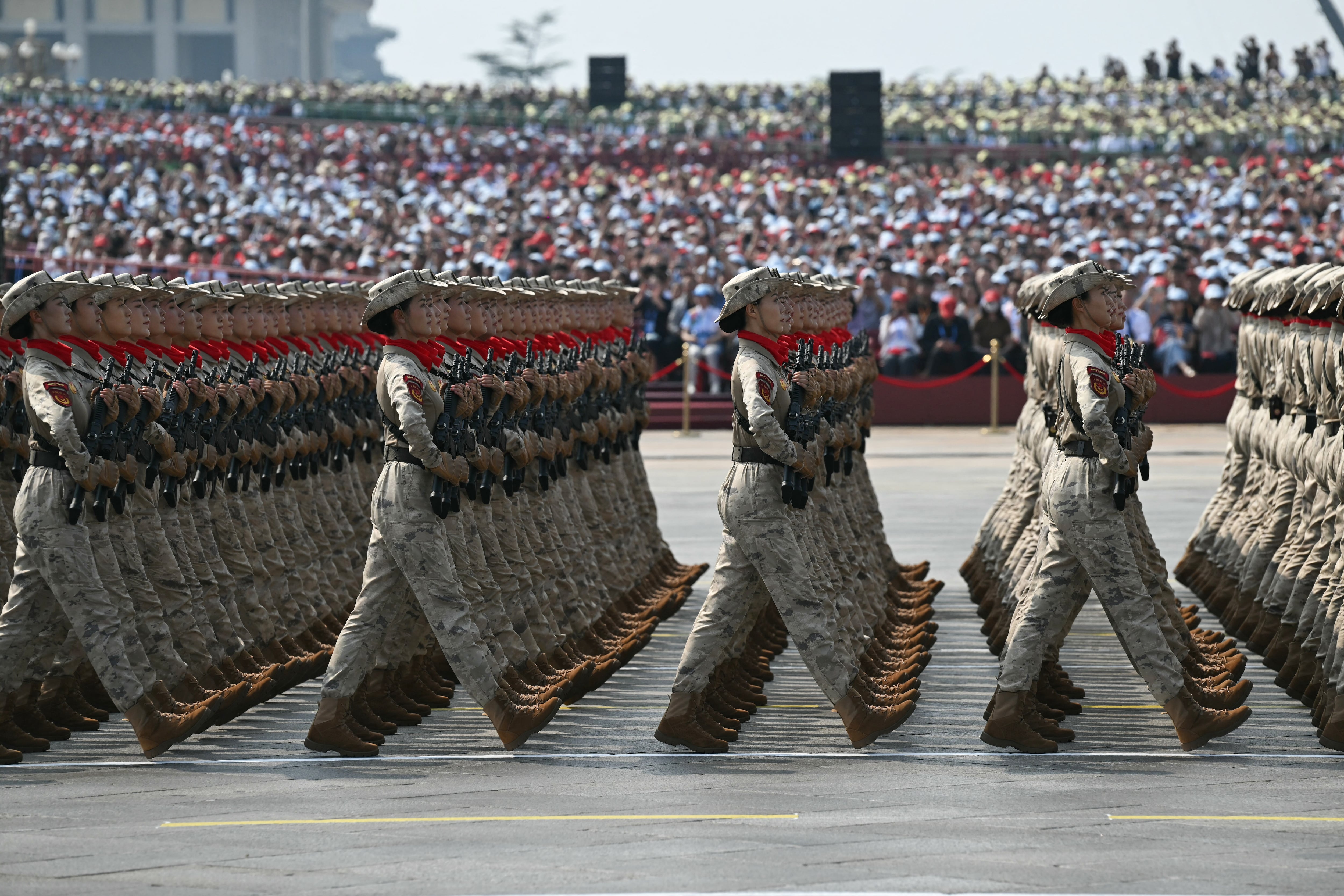 Tropas femeninas chinas marchan durante un desfile militar que conmemora el 80 aniversario de la victoria sobre Japón y el fin de la Segunda Guerra Mundial, en la Plaza de Tiananmen de Beijing el 3 de septiembre de 2025. (Foto de GREG BAKER / AFP)