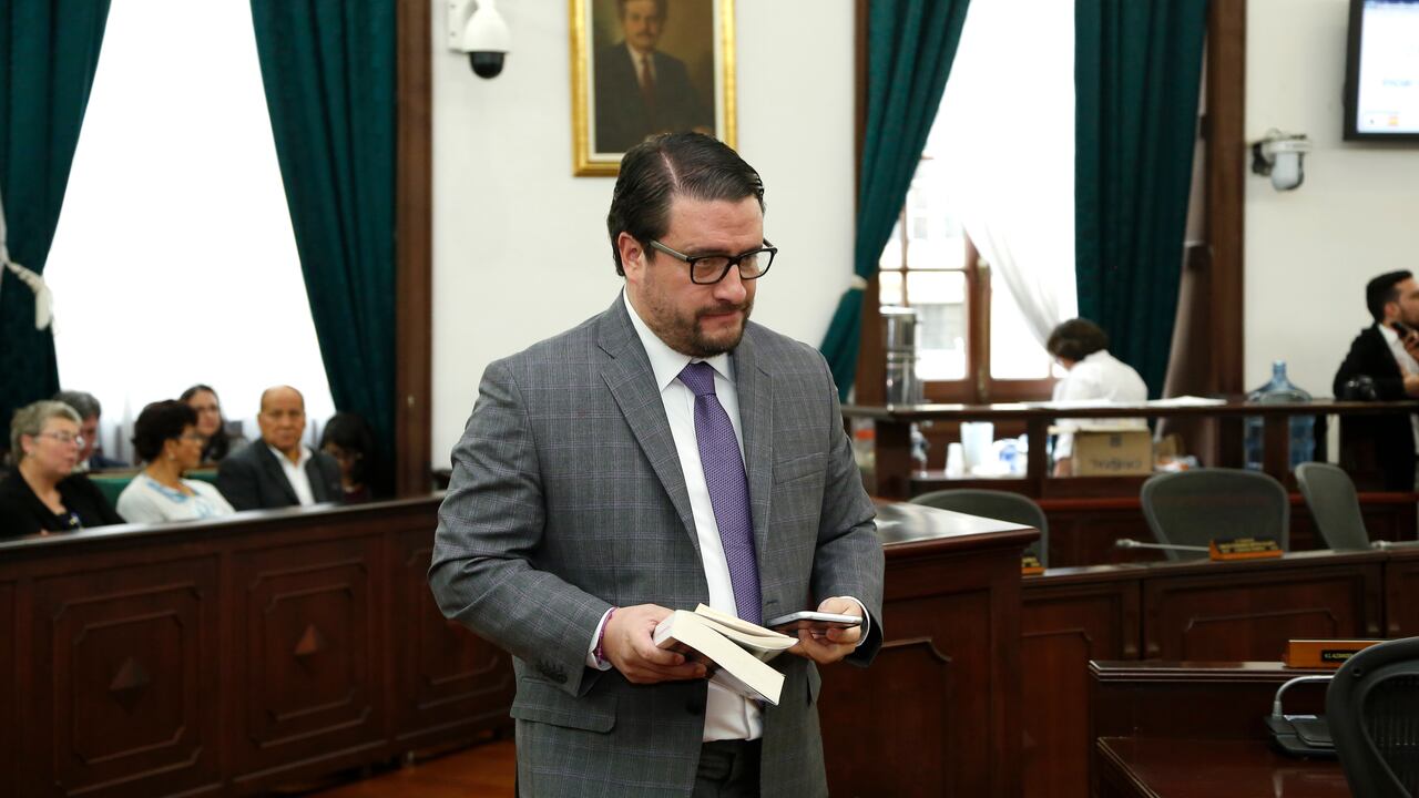 abogado Ivan Cancino
Audiencia publica comision primera del Senado
Proyecto a un Referendo Constitucional a consideración del pueblo por la cual se consagra la adopcion de menores solo por parejas conformadas entre hombre y mujer
Bogota agosto 24 2016
foto Guillermo Torres Semana