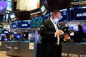 En esta foto proporcionada por la Bolsa de Valores de Nueva York, el comerciante Edward Curran trabaja en el piso, el jueves 17 de diciembre de 2020. Las acciones subieron en las operaciones matutinas mientras los inversores se mantienen optimistas de que Washington brindará otra ronda de apoyo financiero para la economía en forma de vacunas. comenzar lentamente a lanzarse al público. Foto: Colin Ziemer / New York Stock Exchange vía AP.