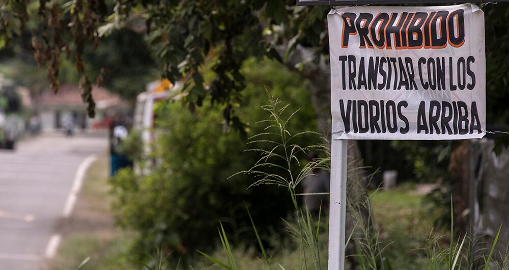 Señal de advertencia a la población de que se prohíbe ir con los vidrios arriba.