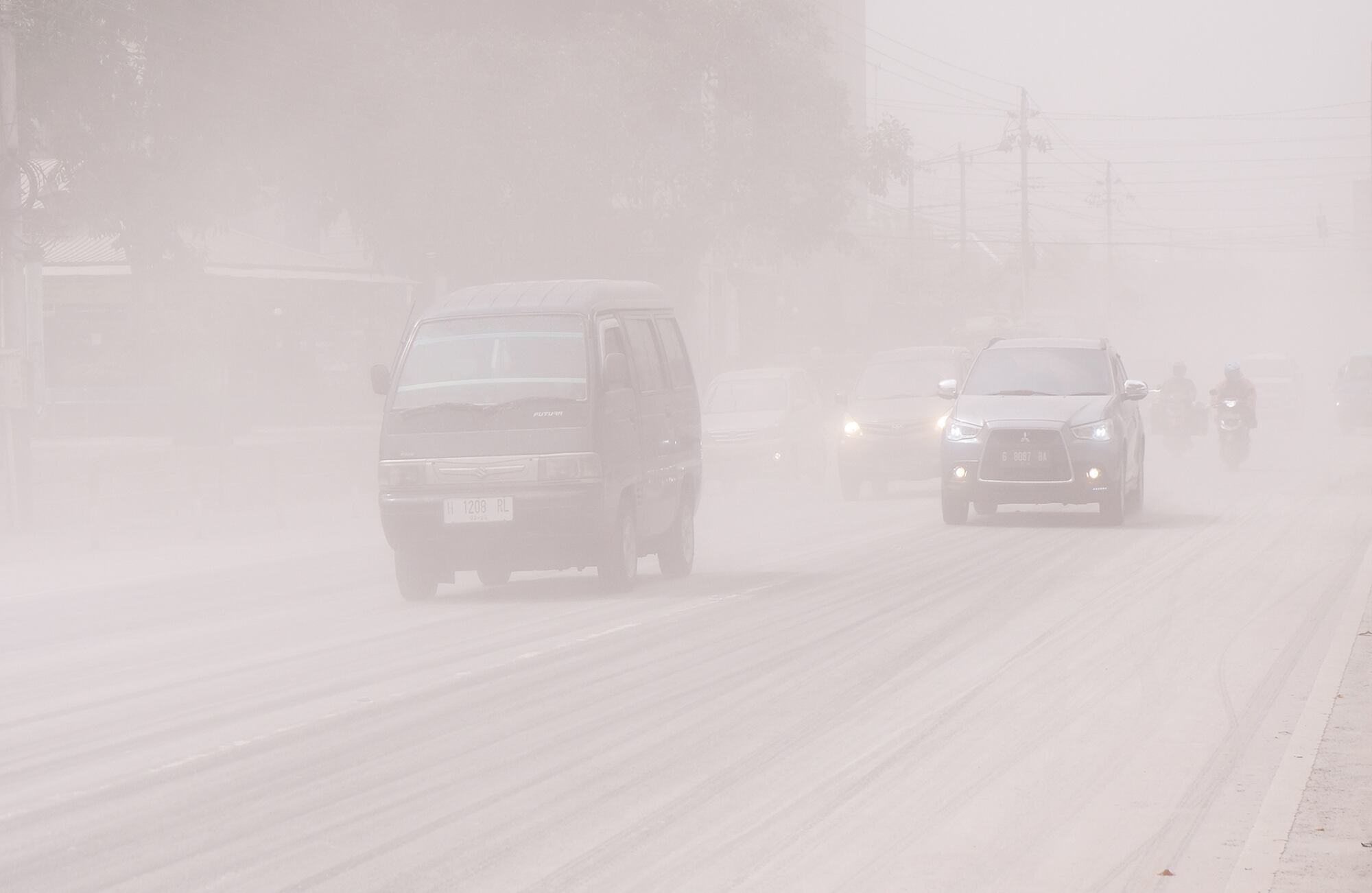 En imágenes: El monte Merapi de Indonesia entra en erupción