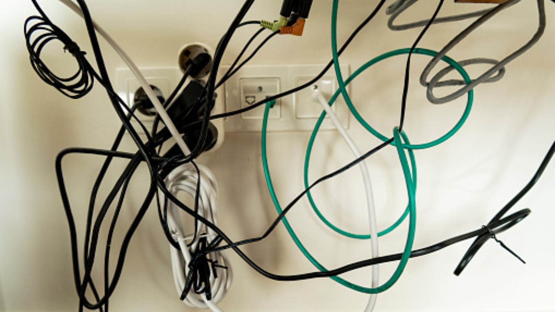 Imagen de referencia de cables del televisor desordenados.