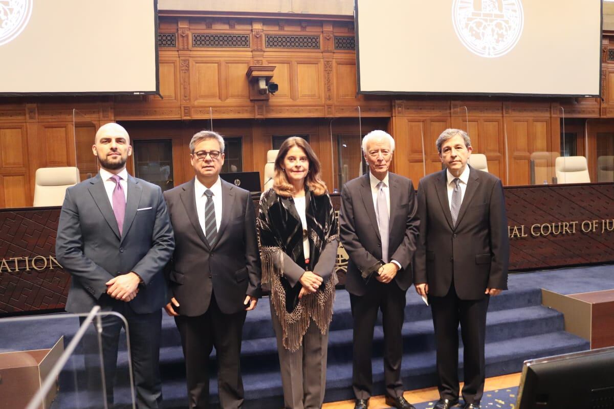 Martha Lucía Ramírez y el equipo de defensa de Colombia en La Haya