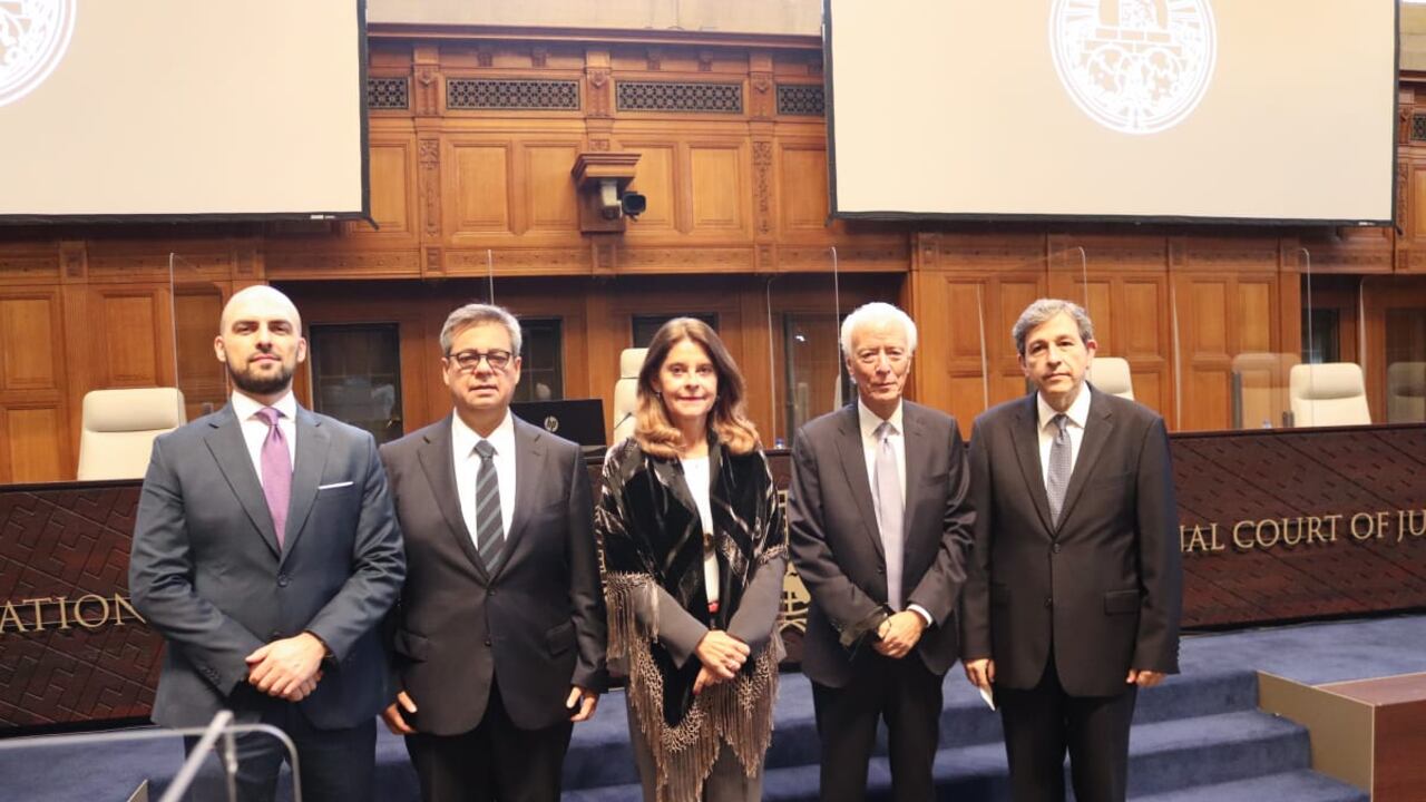 Martha Lucía Ramírez y el equipo de defensa de Colombia en La Haya