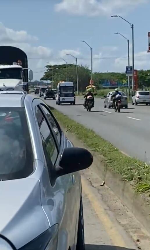 Cierran vía Panamericana por posible presencia de artefacto explosivo en el puente del río Jamundí.