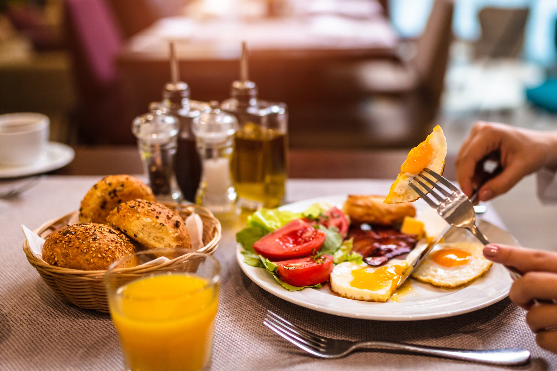 Los amantes de la comida en Bogotá están ansiosos por descubrir los cinco destinos culinarios que la inteligencia artificial ha identificado como los mejores lugares para disfrutar de un delicioso desayuno en la ciudad.