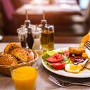 Desde los históricos rincones hasta los modernos cafés, la inteligencia artificial ha destacado los cinco mejores lugares para saborear un desayuno auténtico en la pintoresca Bogotá.