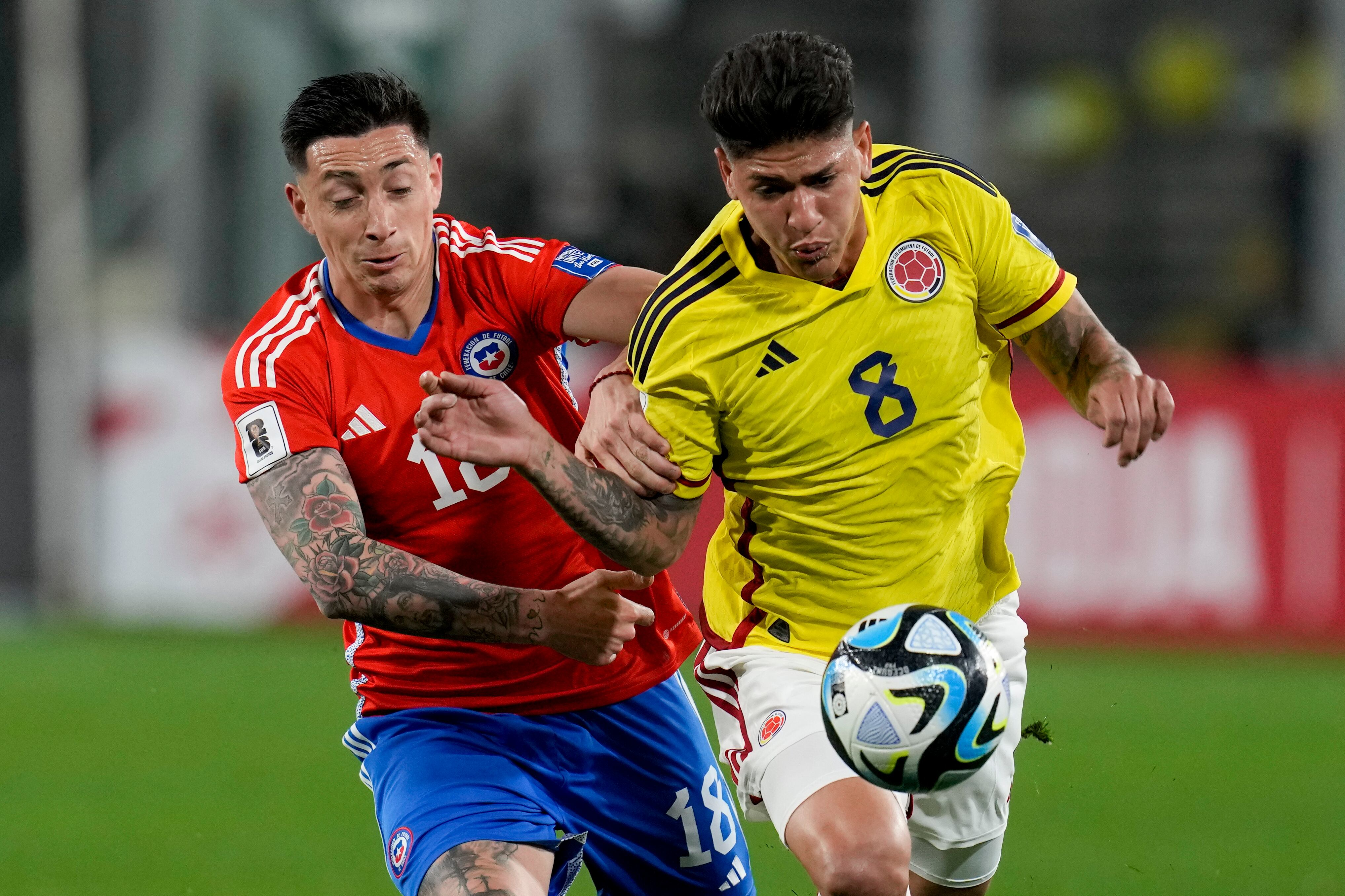 El colombiano Jorge Carrascal disputa un balón ante el chileno Rodrigo Echeverria, en el partido de las Eliminatorias Sudamericanas 2026.