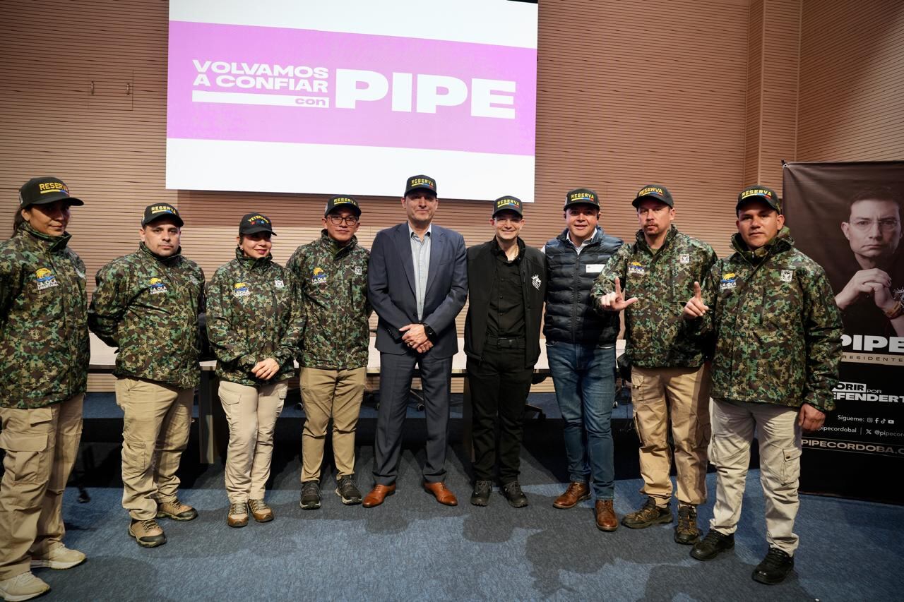 El excontralor Carlos Felipe Córdoba en el momento de la inscripción del movimiento que validará su precandidatura presidencial.