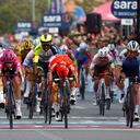 Arnaud Demare y Caleb Ewan se jugaron todo por la victoria de la etapa 6