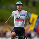 El esloveno Tadej Pogacar celebra al cruzar la línea de meta para ganar la sexta etapa de la carrera ciclista del Tour de Francia de más de 145 kilómetros (90 millas) con inicio en Tarbes y final en Cauterets-Cambasque, Francia, el jueves 6 de julio de 2023. ( Foto AP/Daniel Cole)
