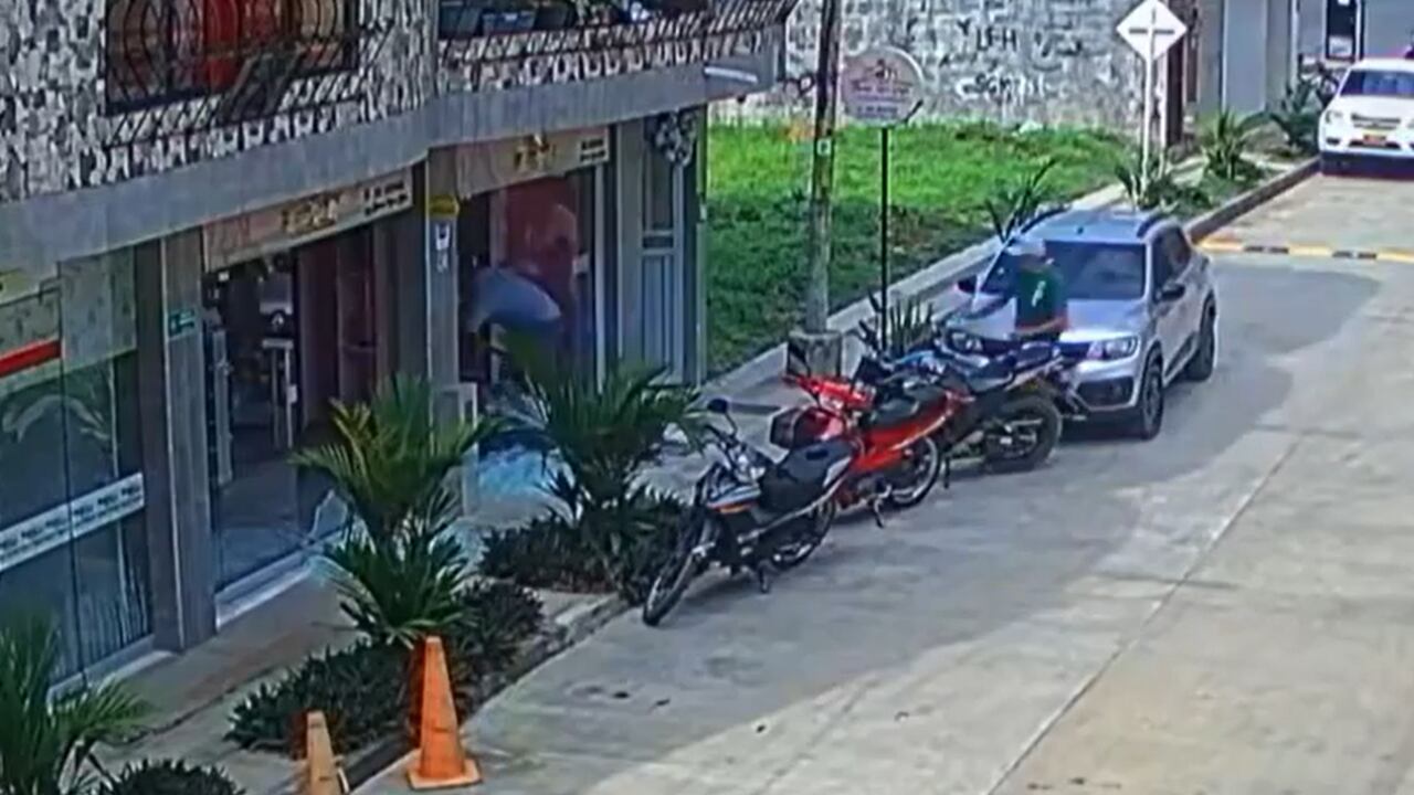 El hecho quedó registrado en cámaras de seguridad del sector.
