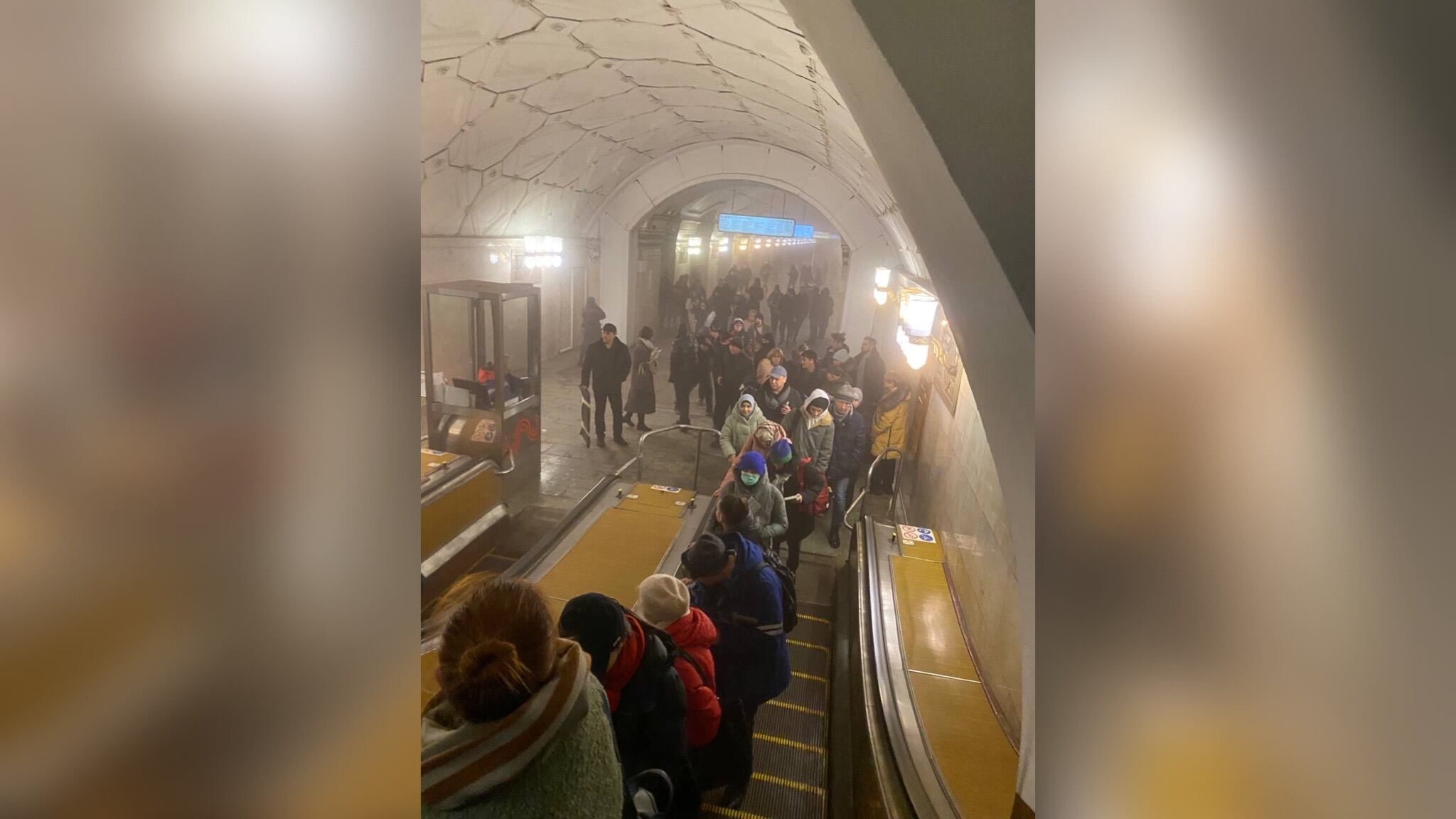 Según los servicios de emergencia de la capital de Rusia, indicaron que la conflagración se presentó tras un cortocircuito en el tendido eléctrico, pero que rápidamente fue sofocado por los bomberos.