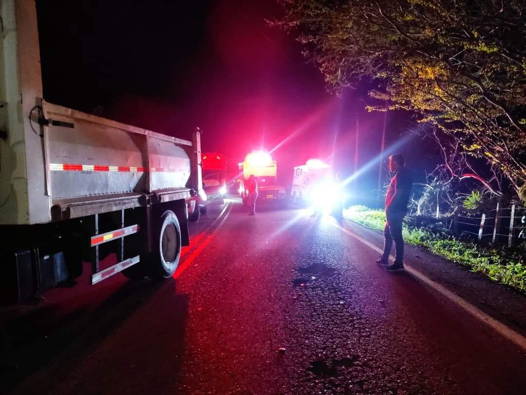 Un vehículo particular habría invadido el carril del motociclista.