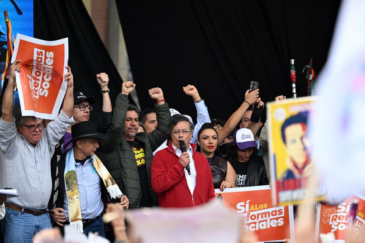 El presidente, Gustavo Petro, habla durante una manifestación en Bogotá el 18 de marzo de 2025 en la Plaza de Bolívar, en Bogotá, para presionar al Congreso para que apruebe las reformas gubernamentales (Foto de RAÚL ARBOLEDA / AFP)