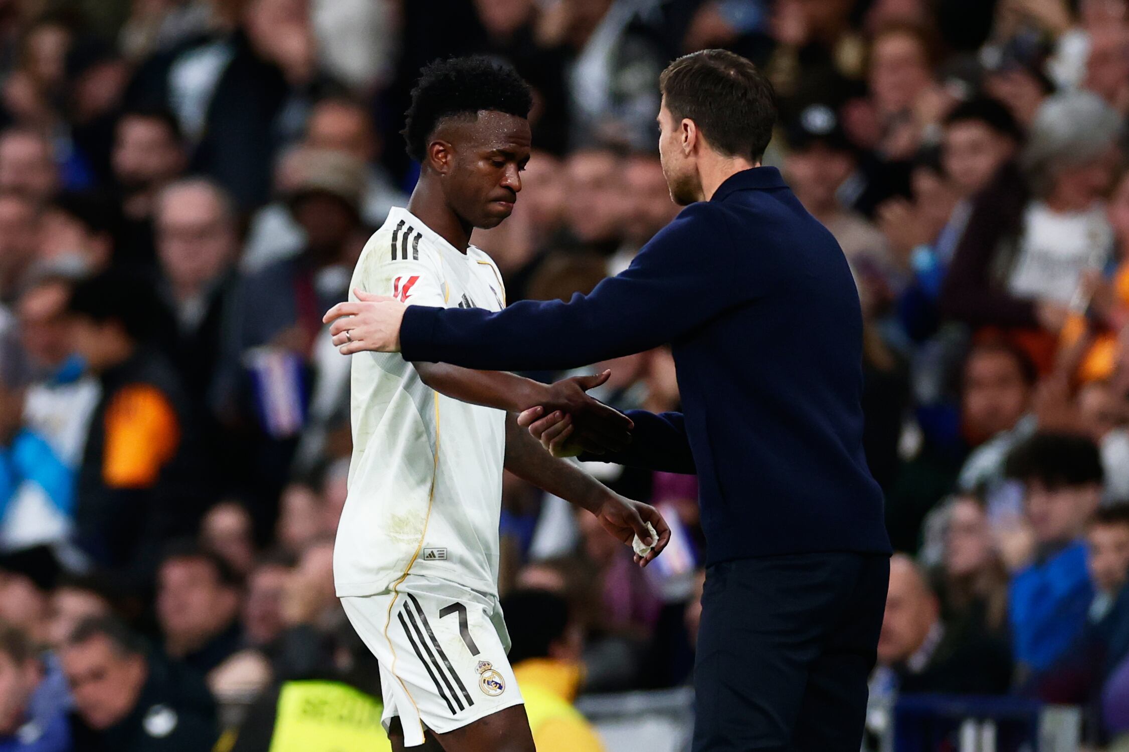 Real Madrid's head coach Xabi Alonso shake hands with Real Madrid's Vinicius Junior during the Spanish La Liga soccer match between Real Madrid and Real Betis Sevilla in Madrid, Spain, Sunday, Jan. 4, 2026. (AP Photo/Pablo Garcia)