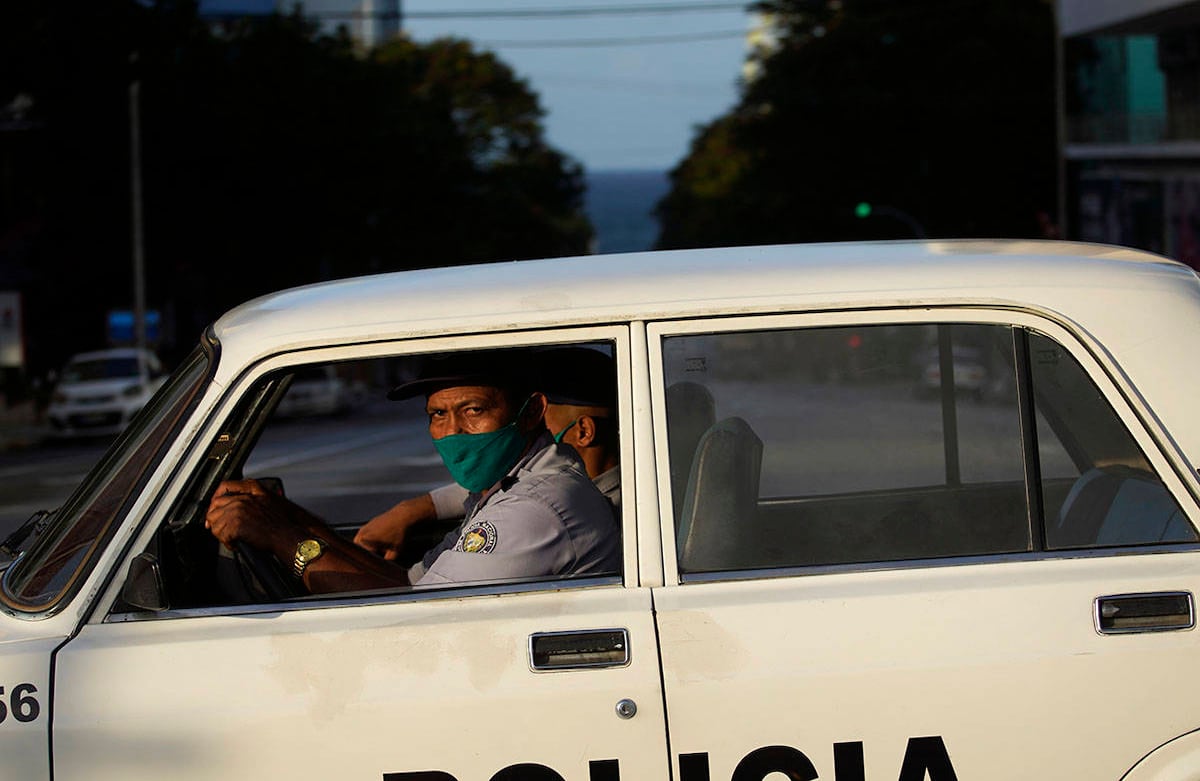 Agentes de policía con máscaras como precaución contra la propagación del nuevo coronavirus conducen una patrulla en una calle vacía durante el toque de queda en La Habana, Cuba, el martes 1 de septiembre de 2020. Las autoridades cubanas iniciaron un estricto cierre de 15 días en La Habana con el fin de acabar con la propagación de bajo nivel, pero persistente del nuevo coronavirus en la capital. Foto: Ramón Espinosa / AP  