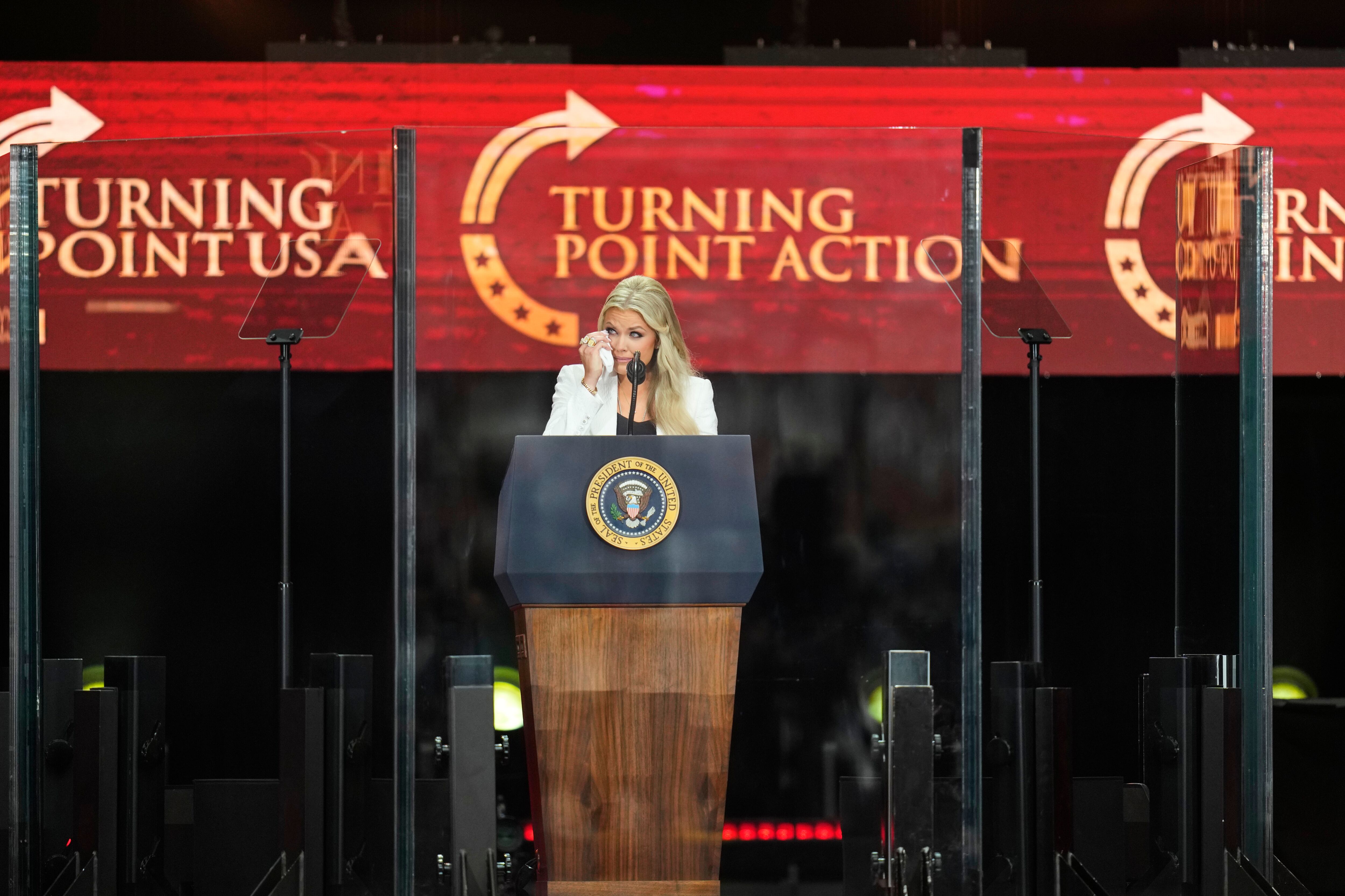 Erika Kirk en el homenaje a su difunto esposo.