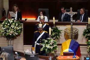 Lina Botero, arriba a la izquierda, hija del fallecido artista colombiano Fernando Botero, habla durante su velorio en el Congreso Nacional en Bogotá, Colombia, el viernes 22 de septiembre de 2023. El renombrado pintor y escultor colombiano, cuyas representaciones de personas y objetos en regordetes, de formas exageradas y se convirtieron en emblemas del arte colombiano en el mundo, falleció el 15 de septiembre a los 91 años. (Foto AP/Fernando Vergara)