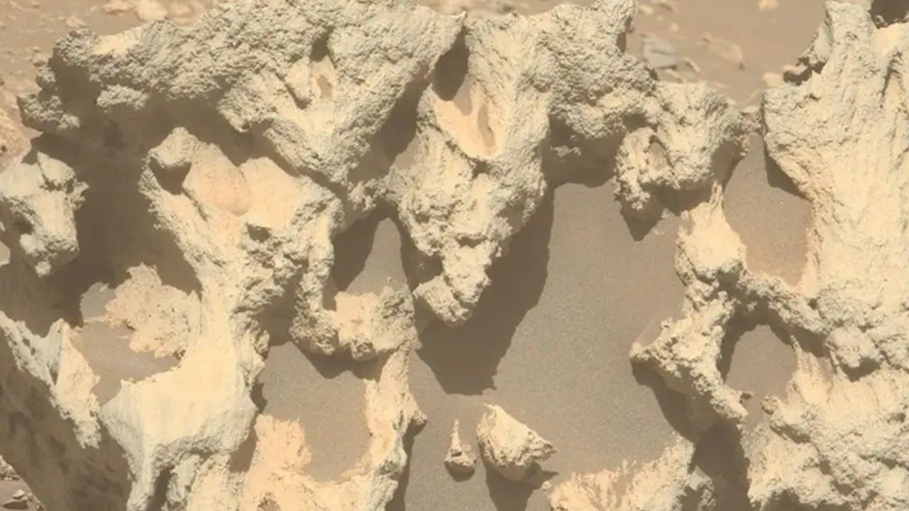 ¿Qué hace una roca con hierro y níquel en medio del paisaje marciano?