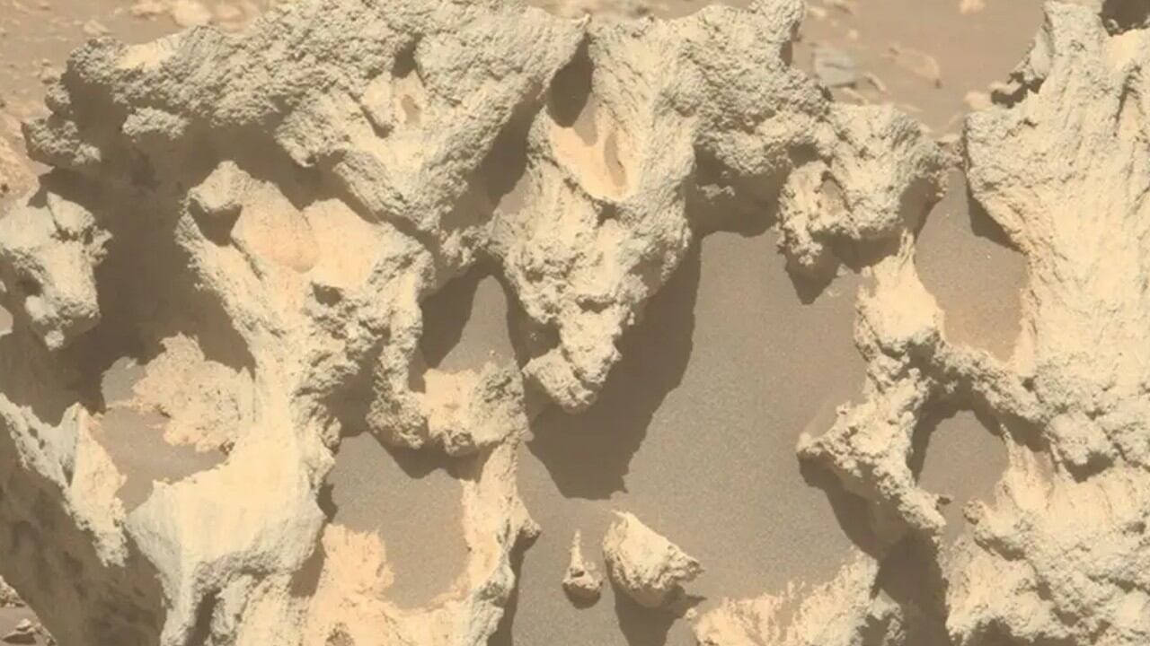 ¿Qué hace una roca con hierro y níquel en medio del paisaje marciano?