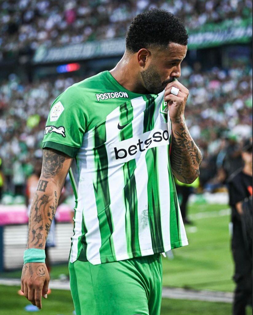 Beso de Cardona al escudo de Nacional, delante de los hinchas del DIM.