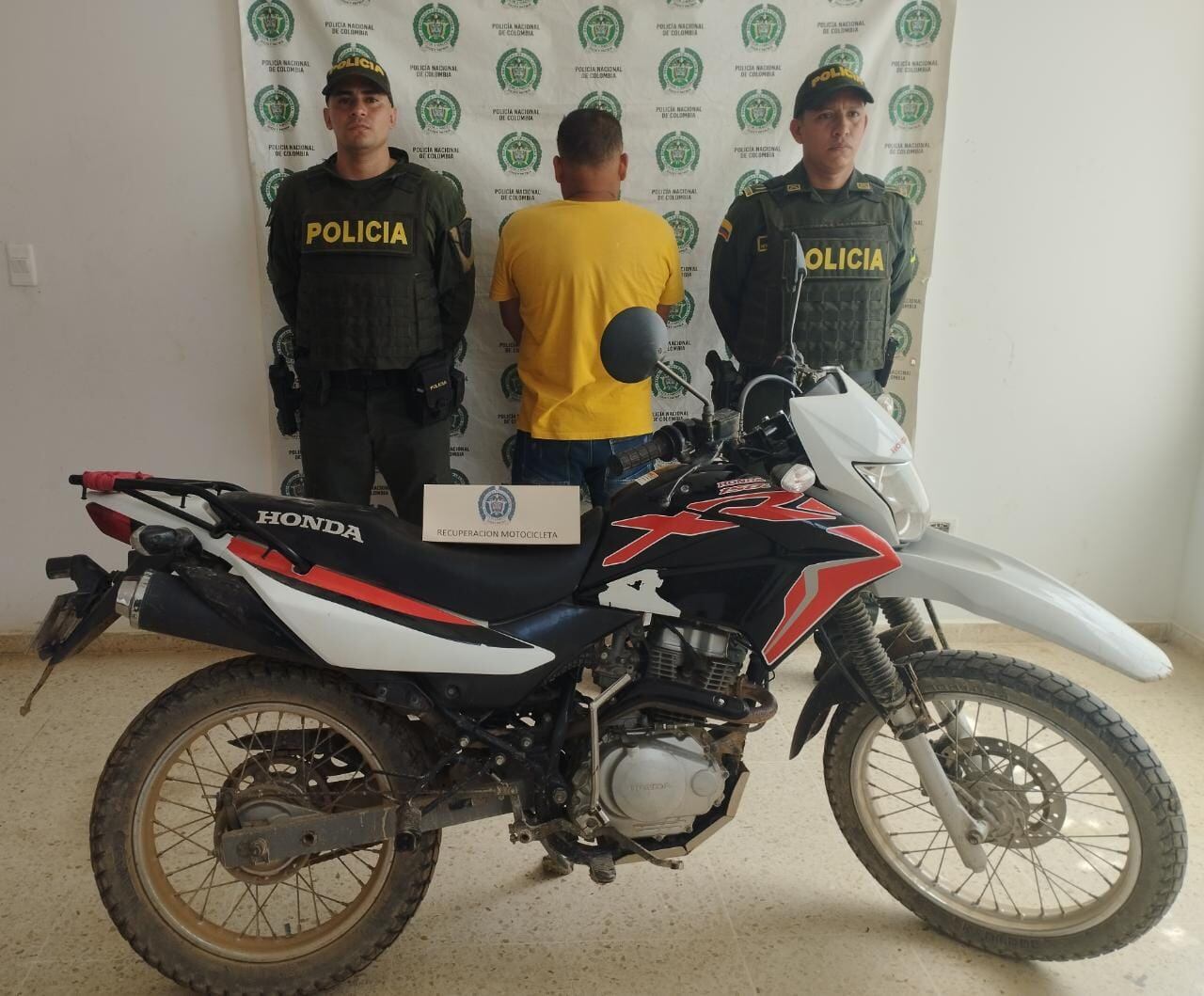 El sujeto se movilizaba en una moto que fue reportada como robada