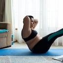 Mujer haciendo abdominales