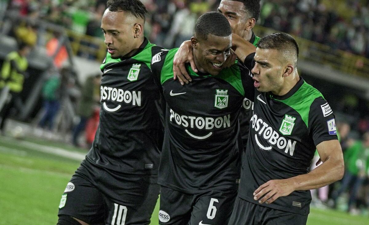 Andrés Román celebrando la anotación junto a Duque y Barrera.