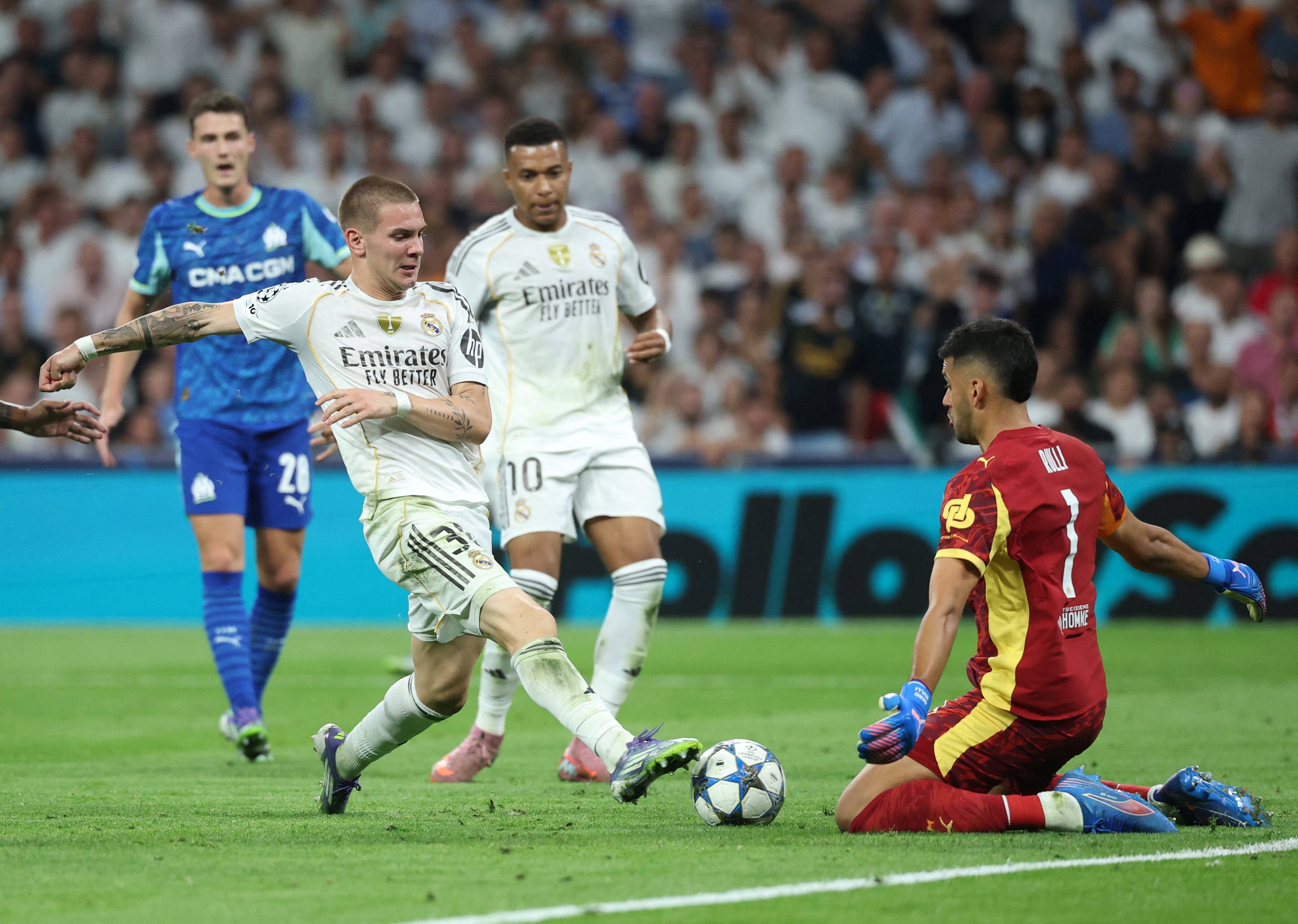 El delantero argentino del Real Madrid (n.° 30), Franco Mastantuono, se enfrenta al portero argentino del Marsella (n.° 01), Gerónimo Rulli, durante el partido de la primera jornada de la primera ronda de la UEFA Champions League entre el Real Madrid CF y el Olympique de Marsella en el estadio Santiago Bernabéu de Madrid el 16 de septiembre de 2025. (Foto de Pierre-Philippe MARCOU / AFP)
