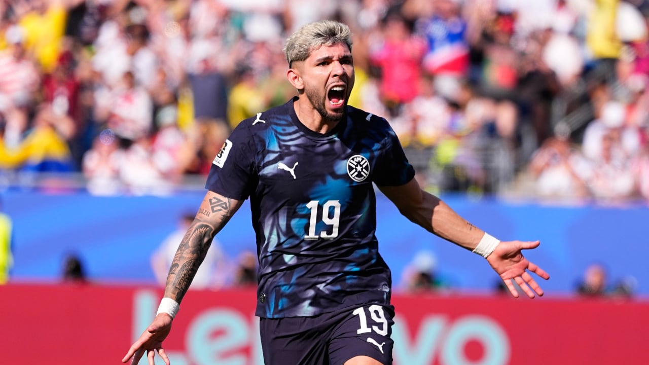 Julio Enciso celebra su gol en el partido contra Alemania.
