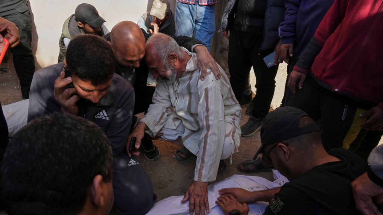 Palestinos lloran los cuerpos de sus familiares asesinados por un ataque aéreo israelí en Beit Lahiya, al norte de la Franja de Gaza, el sábado 15 de marzo de 2025. (Foto AP/Jehad Alshrafi).