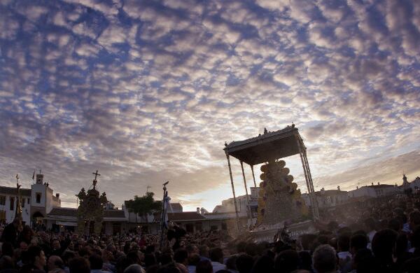 Diferentes hombres cargan la escultura de la virgen Rocío durante la procesión en Huelva, España. (AP)