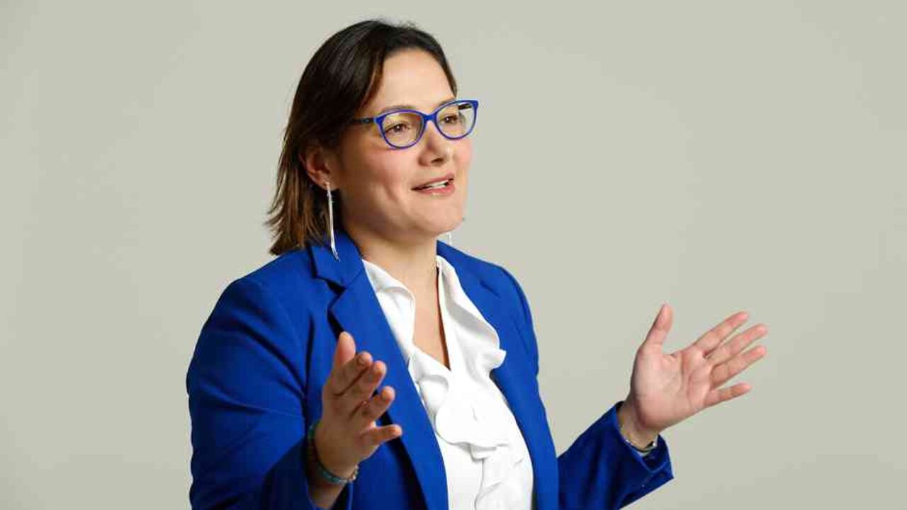 Garzón es filósofa de la Universidad Nacional y fue elegida concejal por el Centro Democrático, después de pasar por el Partido Liberal.