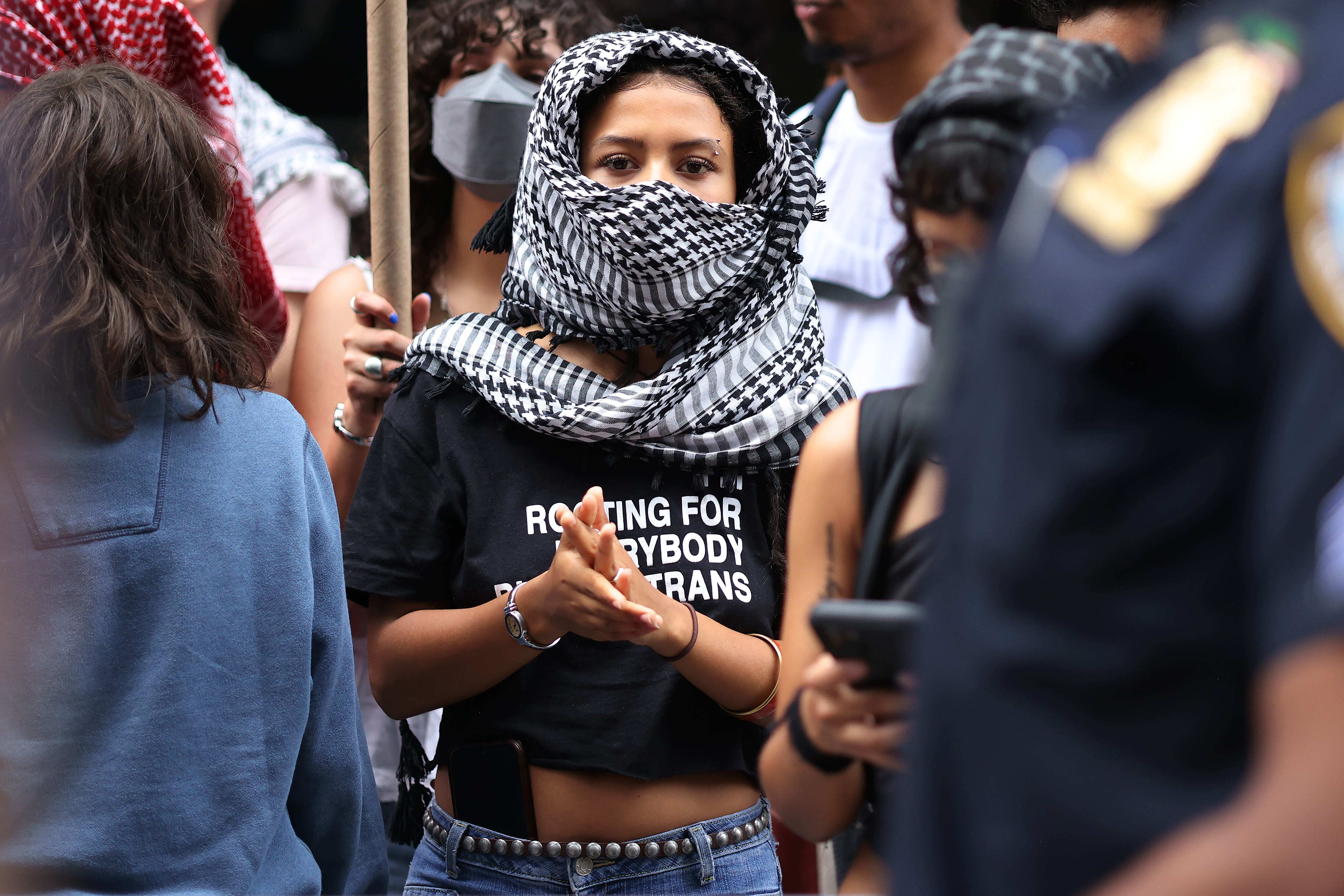 Manifestantes pro-palestinos se reúnen para una manifestación contra la organización del campus Baruch College Hillel en Baruch College el 5 de junio de 2024 en la ciudad de Nueva York. Se realizaron varios arrestos por parte de la policía de Nueva York durante y después de una contraprotesta de manifestantes pro-israelíes contra manifestantes pro-palestinos que se manifestaban contra el apoyo de la organización del campus Baruch College Hillel a las Fuerzas de Defensa de Israel durante el conflicto con Hamás.