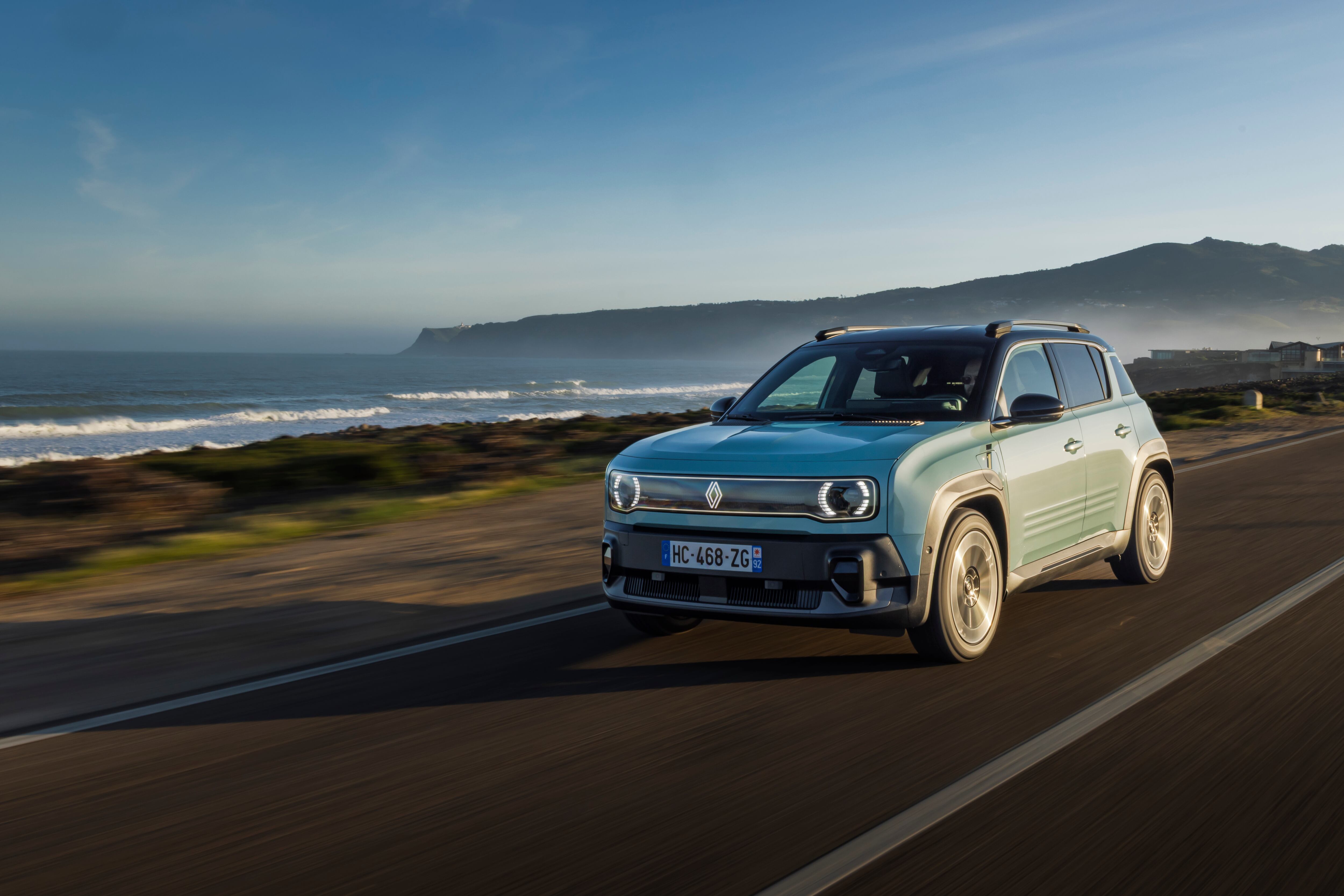 El nuevo Renault 4 E-Tech ya tuvo sus primeras pruebas de manejo y sorprendió por sus capacidades.