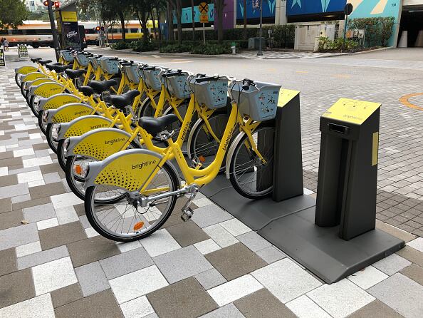 Este moderno tren cuenta con wifi de alta velocidad. Cada asiento tiene puertos para cargar los equipos electrónicos, zonas para equipajes y bicicletas.  Los usuarios podrán adquirir dentro del mismo, bebidas como refrescos o alcohólicas o pasabocas.  (Photo by: Lindsey Nicholson/UCG/Universal Images Group via Getty Images)