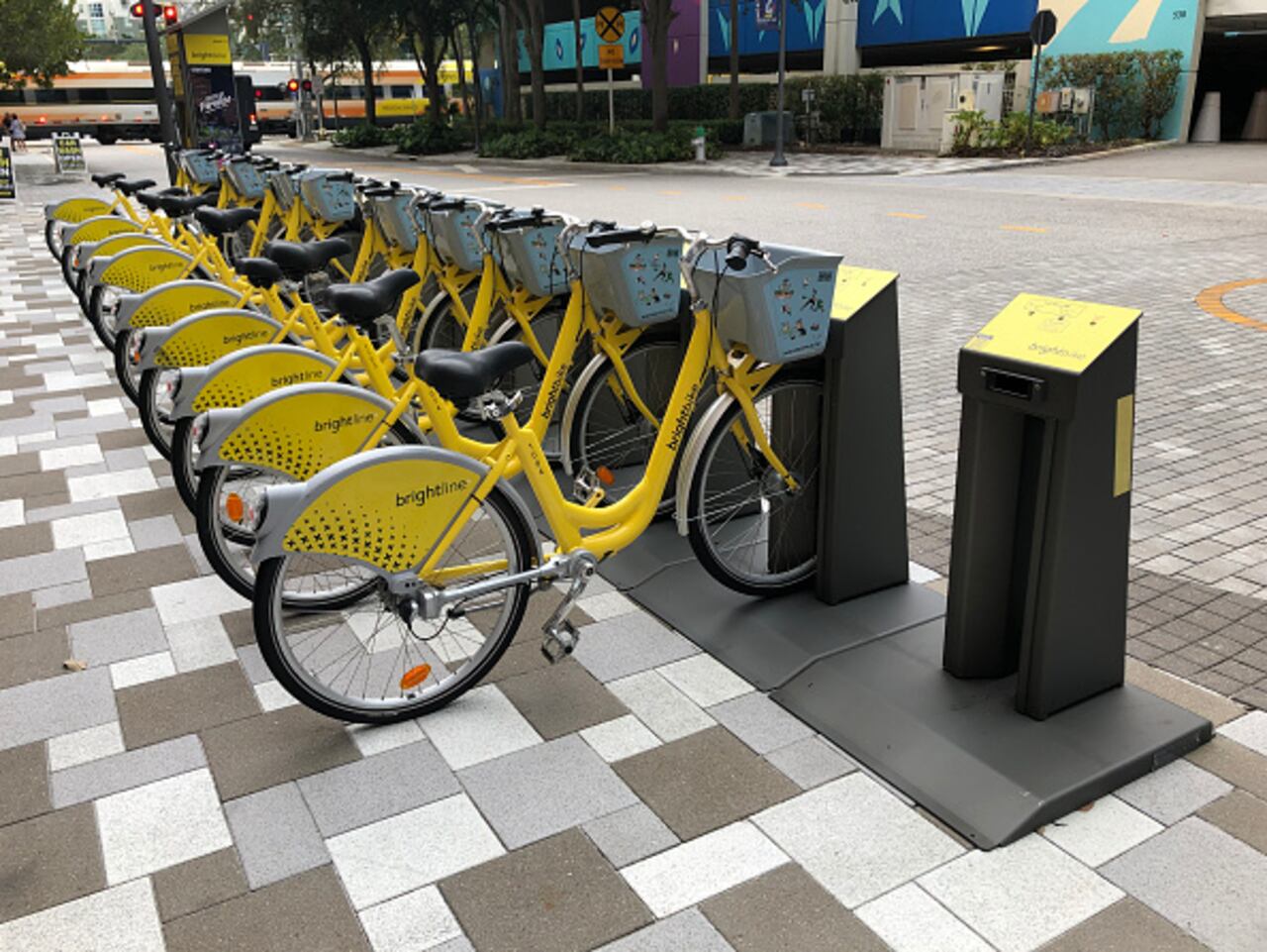 Este moderno tren cuenta con wifi de alta velocidad. Cada asiento tiene puertos para cargar los equipos electrónicos, zonas para equipajes y bicicletas. Los usuarios podrán adquirir dentro del mismo, bebidas como refrescos o alcohólicas o pasabocas. (Photo by: Lindsey Nicholson/UCG/Universal Images Group via Getty Images)