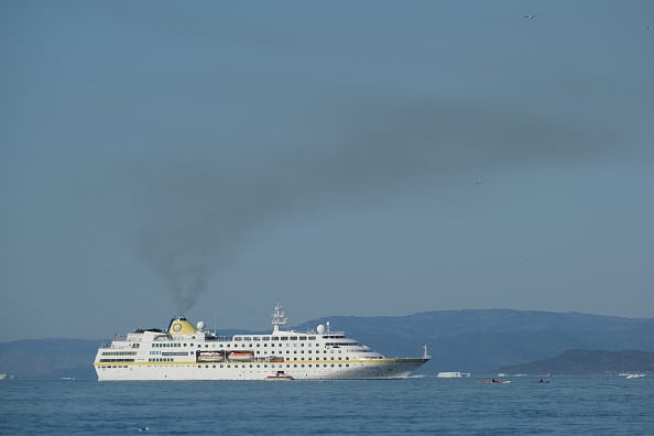 Docenas de cruceros navegan cada año por la costa groenlandesa para que sus pasajeros puedan admirar el pintoresco paisaje que forman los fiordos, las vías fluviales repletas de icebergs de diferentes tamaños y los glaciares que se adentran en el mar.