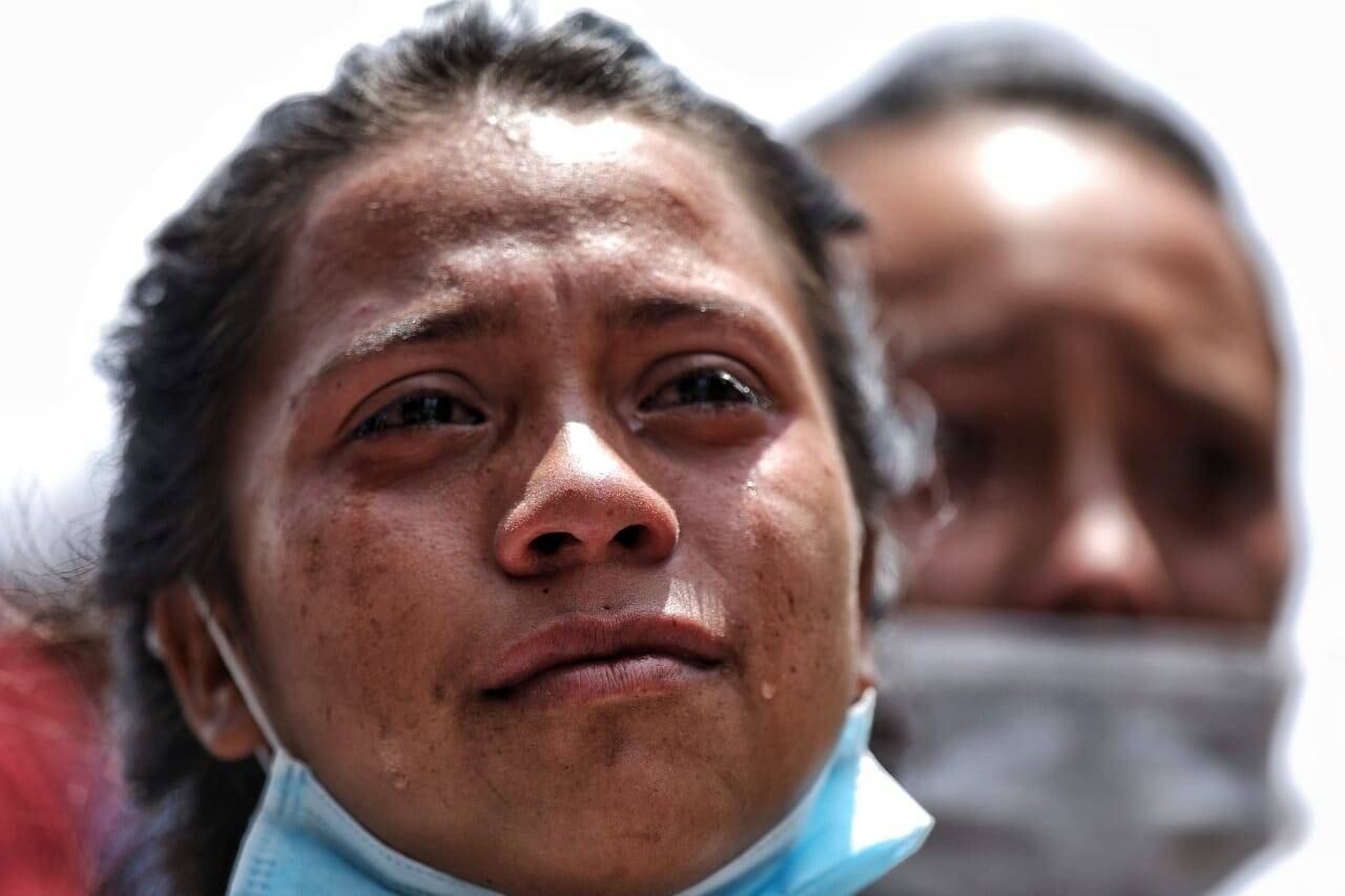 Una mujer llora desconsolada a las afueras de la cárcel La Modelo. Medicina Legal solo ha identificado a siete de los veintitrés muertos y ella, hasta ese momento, no sabía si su familiar estaba en el listado. (22 de marzo) Foto: Esteban Vega La Rotta / SEMANA.