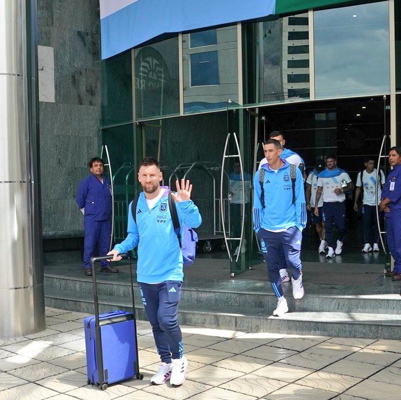 Messi saliendo del hotel de Argentina en La Paz.