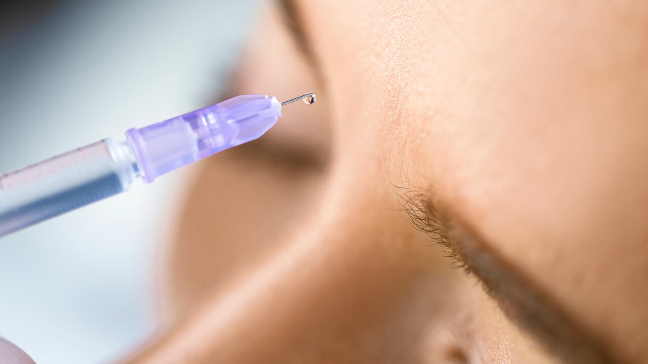 El ácido hialurónico debe ser inyectado por un profesional de la salud.