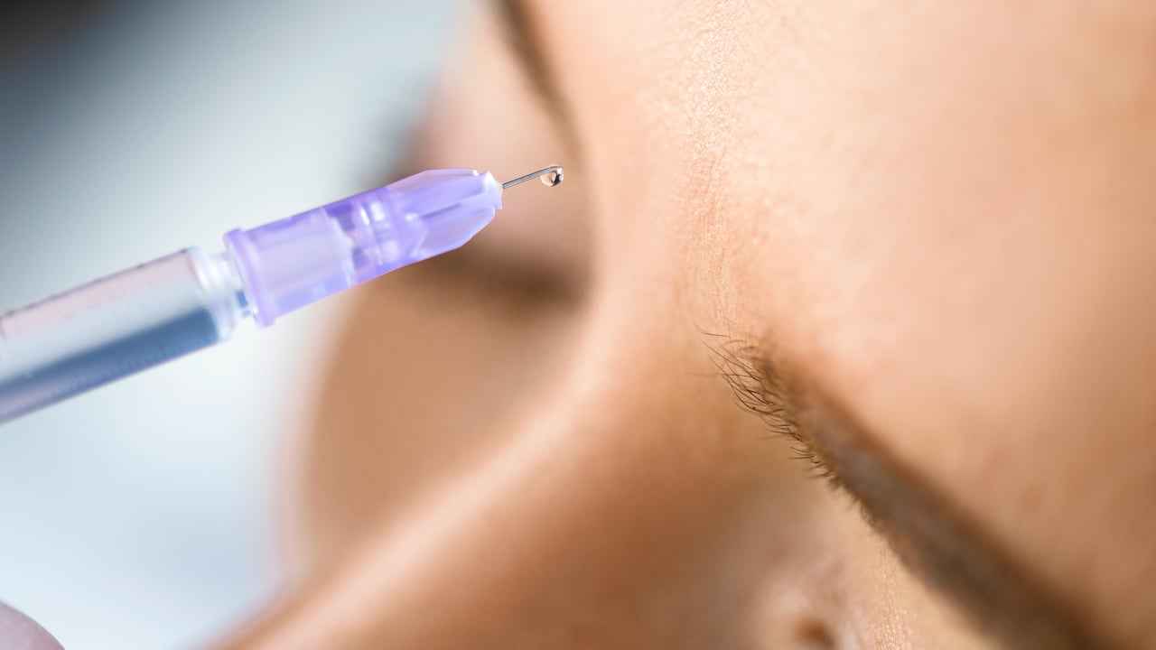 El ácido hialurónico debe ser inyectado por un profesional de la salud.