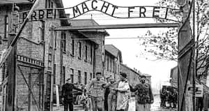 Las víctimas salen de Auschwitz-Birkenau, el 27 de enero de 1945. Se lee “Arbeit Macht Frei” (“El trabajo los hará libres”).