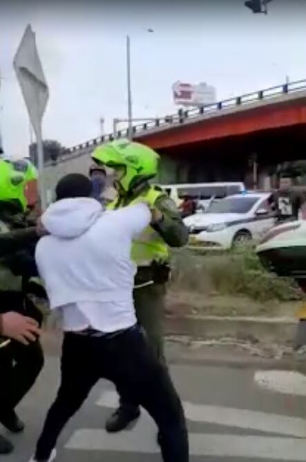 Dos hombres utilizaban un taxi para robar; fueron capturados en flagrancia en Jamundí, Valle.