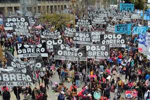 Miembros de organizaciones sociales protestan el 14 de julio de 2022 en la Plaza de Mayo frente al palacio presidencial Casa Rosada en Buenos Aires, Argentina, para exigir que el gobierno amplíe los planes sociales y tome medidas urgentes contra la alta inflación. - La inflación de Argentina alcanzó el 36,2% en el primer semestre de 2022, un 5,3% más en junio, en medio de crecientes quejas contra las políticas económicas del gobierno del presidente Alberto Fernández. (Foto por Luis ROBAYO / AFP)