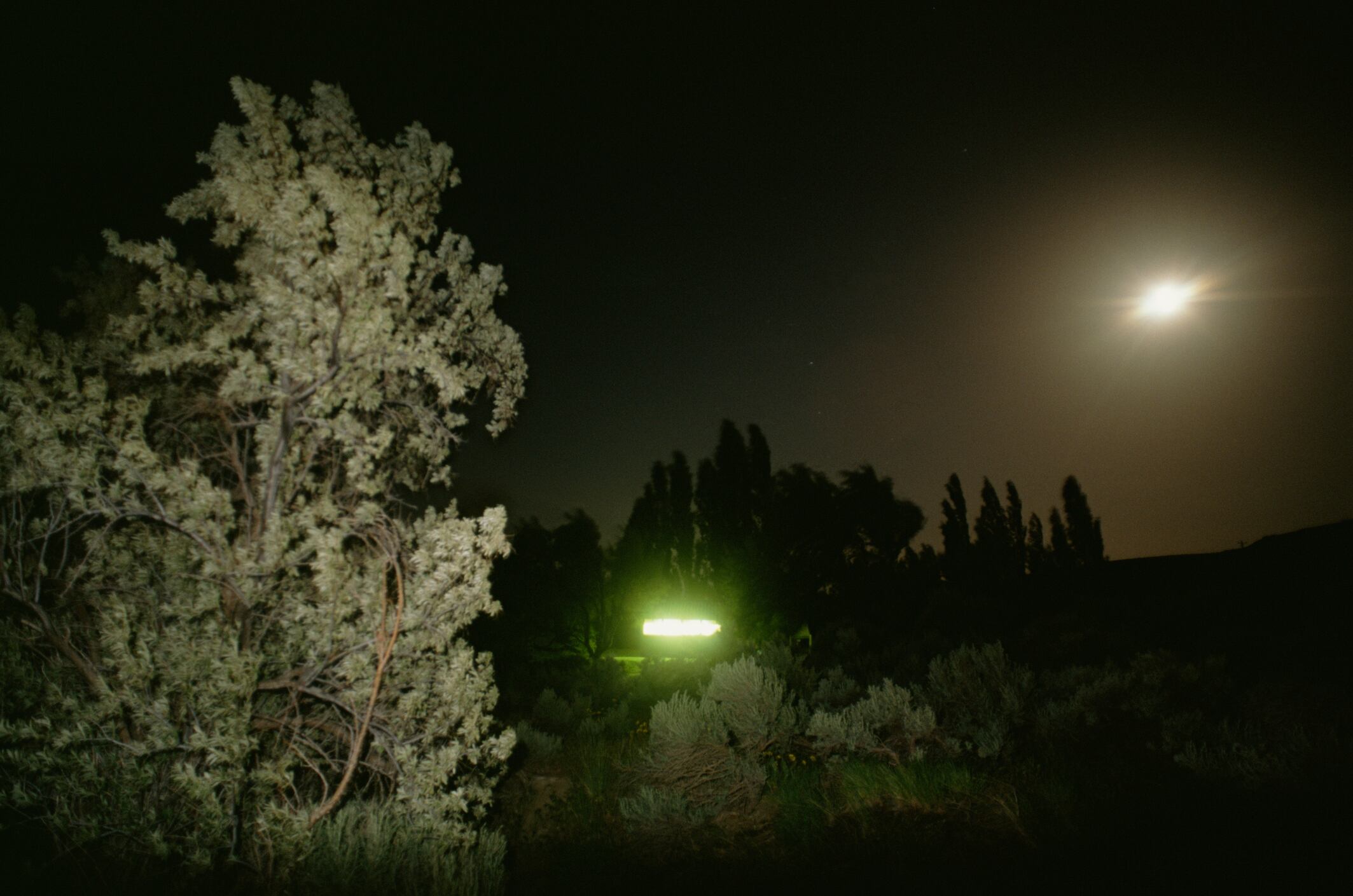 Extrañas luces brillantes en la noche - Imagen de referencia