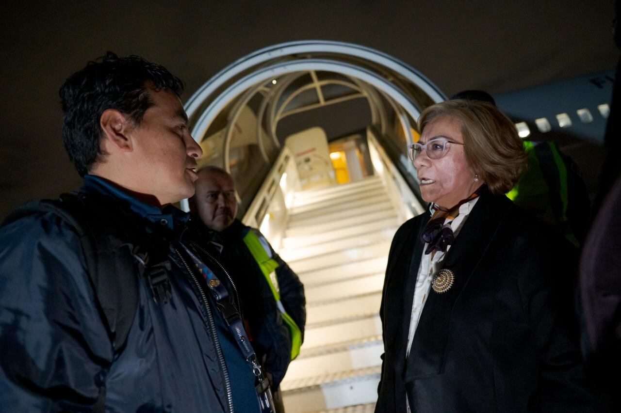 Canciller Rosa Villavicencio recibió a un grupo de colombianos que llegaron al país provenientes de EE.UU. en un vuelo humanitario